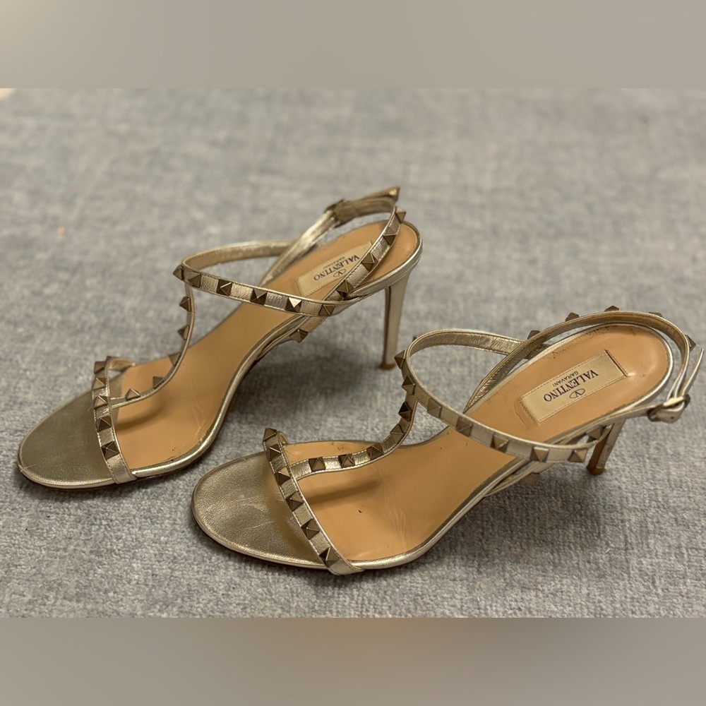 Valentino Garavani Rockstud Leather Sandal Champaign Gold Size 41/US10 run small